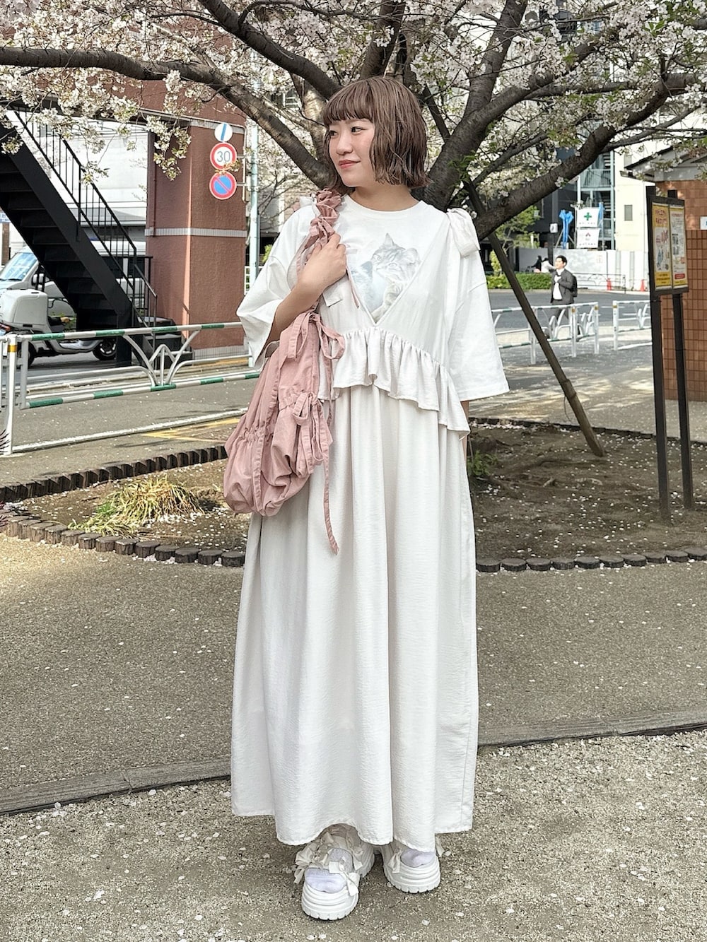 ホワイト系のTシャツ/カットソー、ホワイト系のワンピース、ピンク系のトートバッグを着用したレディースの春コーディネートの2枚目の写真