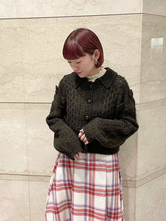 ブラウン系のブーツ、ブラウン系のカーディガン/ボレロ、レッド系のスカートを着用したレディースの秋コーディネートの3枚目の写真