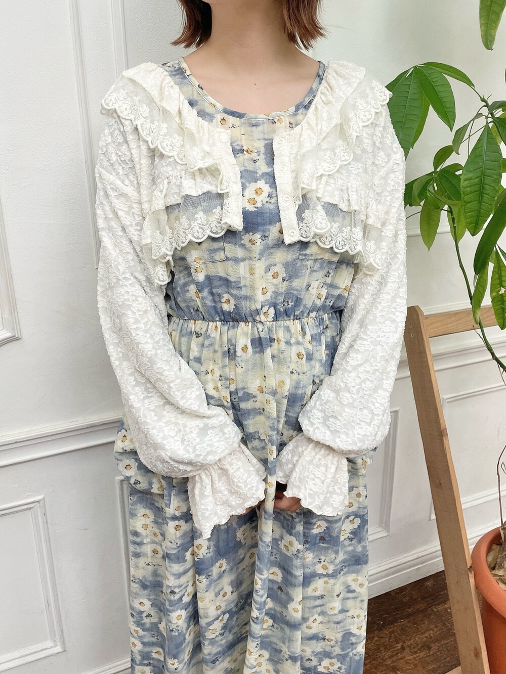 ホワイト系のシャツ/ブラウス、ブルー系のワンピース、ベージュ系のバレエシューズを着用したレディースの夏コーディネートの6枚目の写真