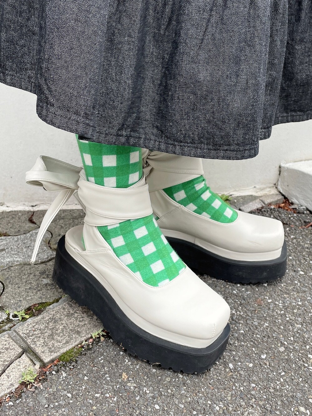 グレー系のシャツ/ブラウス、ブラック系のワンピース、ホワイト系のパンプスを着用したレディースの冬コーディネートの5枚目の写真