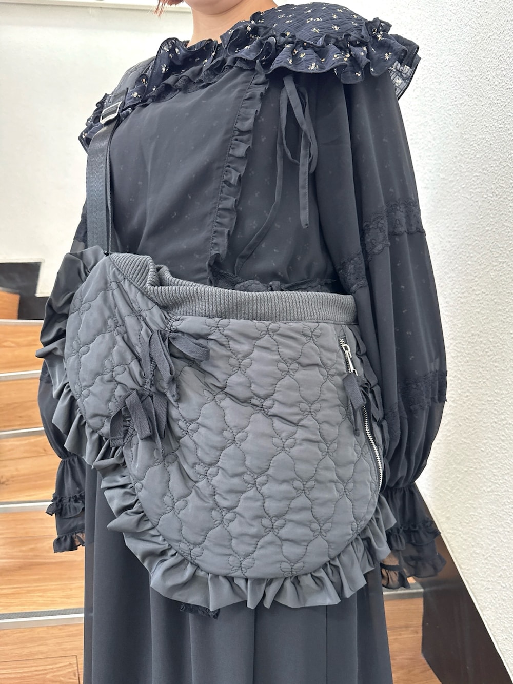 ブラック系のシャツ/ブラウス、ブラック系のワンピース、ブラック系のショルダーバッグを着用したレディースの夏コーディネートの7枚目の写真