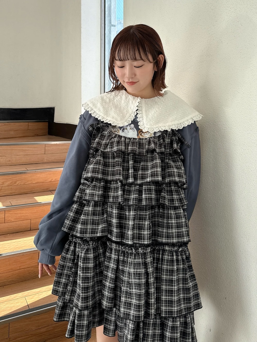 ホワイト系のシャツ/ブラウス、ブルー系のスウェット、ブラック系のワンピースを着用したレディースの冬コーディネートの5枚目の写真