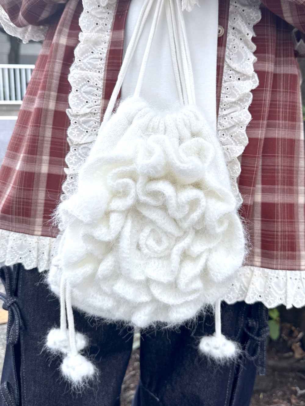 ホワイト系のTシャツ/カットソー、レッド系のシャツ/ブラウス、ホワイト系のバックパック/リュックを着用したレディースの夏コーディネートの7枚目の写真
