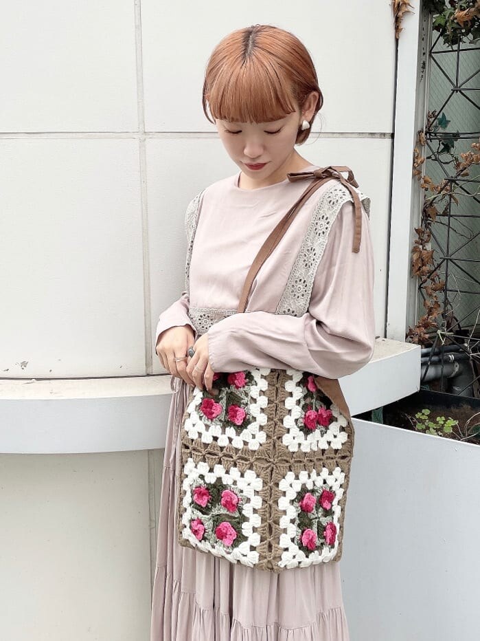 ホワイト系のブーツ、ピンク系のワンピース、ブラウン系のハンドバッグを着用したレディースの秋コーディネートの5枚目の写真