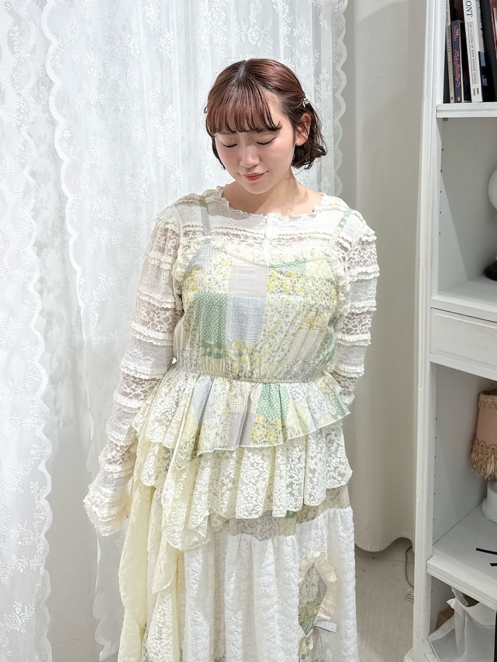 イエロー系のキャミソール、イエロー系のスカート、ホワイト系のTシャツ/カットソーを着用したレディースの春コーディネートの5枚目の写真