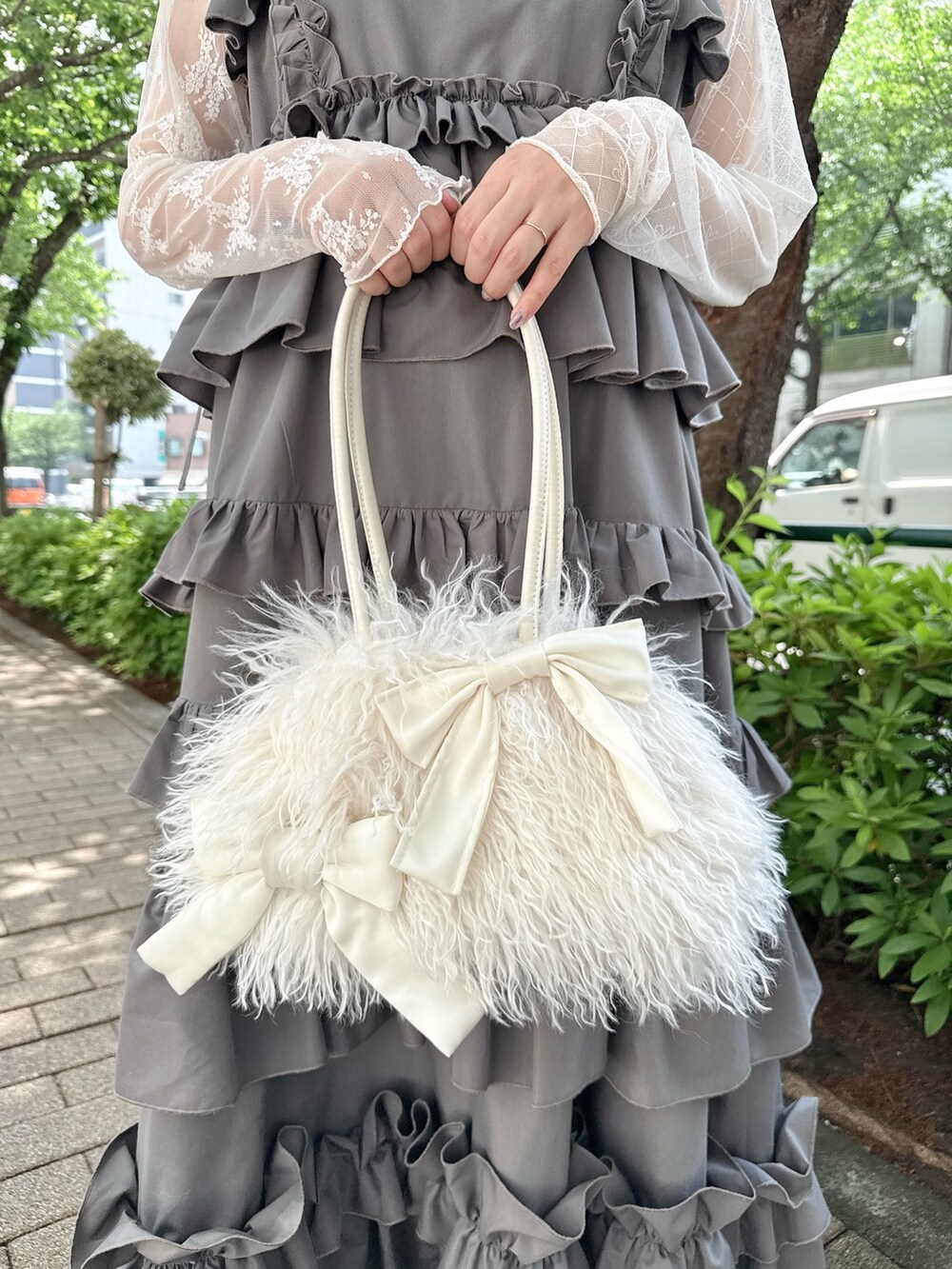 グレー系のワンピース、ホワイト系のTシャツ/カットソー、ホワイト系のボストンバッグを着用したレディースの春コーディネートの7枚目の写真