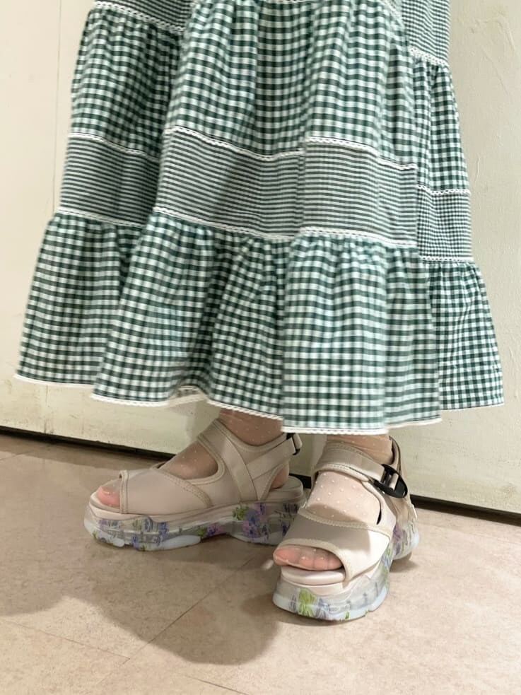 ホワイト系のサンダル、ホワイト系のTシャツ/カットソーを着用したレディースの夏コーディネートの4枚目の写真