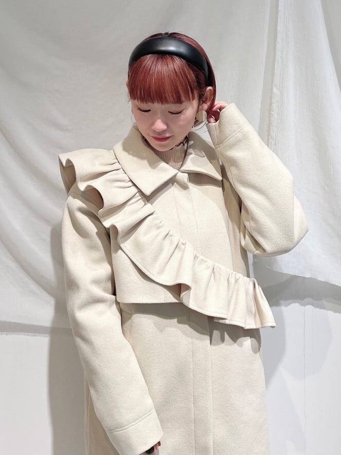 ブラウン系のスカート、ピンク系のニット/セーター、ピンク系のブーツを着用したレディースの秋コーディネートの3枚目の写真