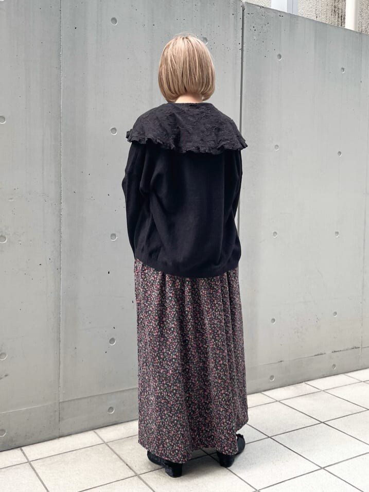 ブラック系のカーディガン/ボレロ、ブラック系のワンピース、ブラック系のその他シューズを着用したレディースの秋コーディネートの2枚目の写真