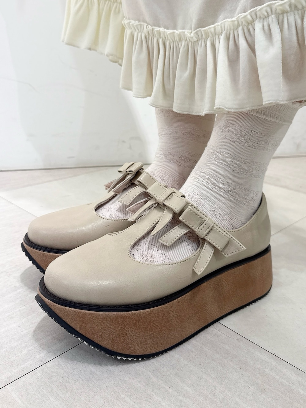 ホワイト系のワンピース、ホワイト系のカーディガン/ボレロ、ブルー系のハンドバッグを着用したレディースの秋コーディネートの10枚目の写真