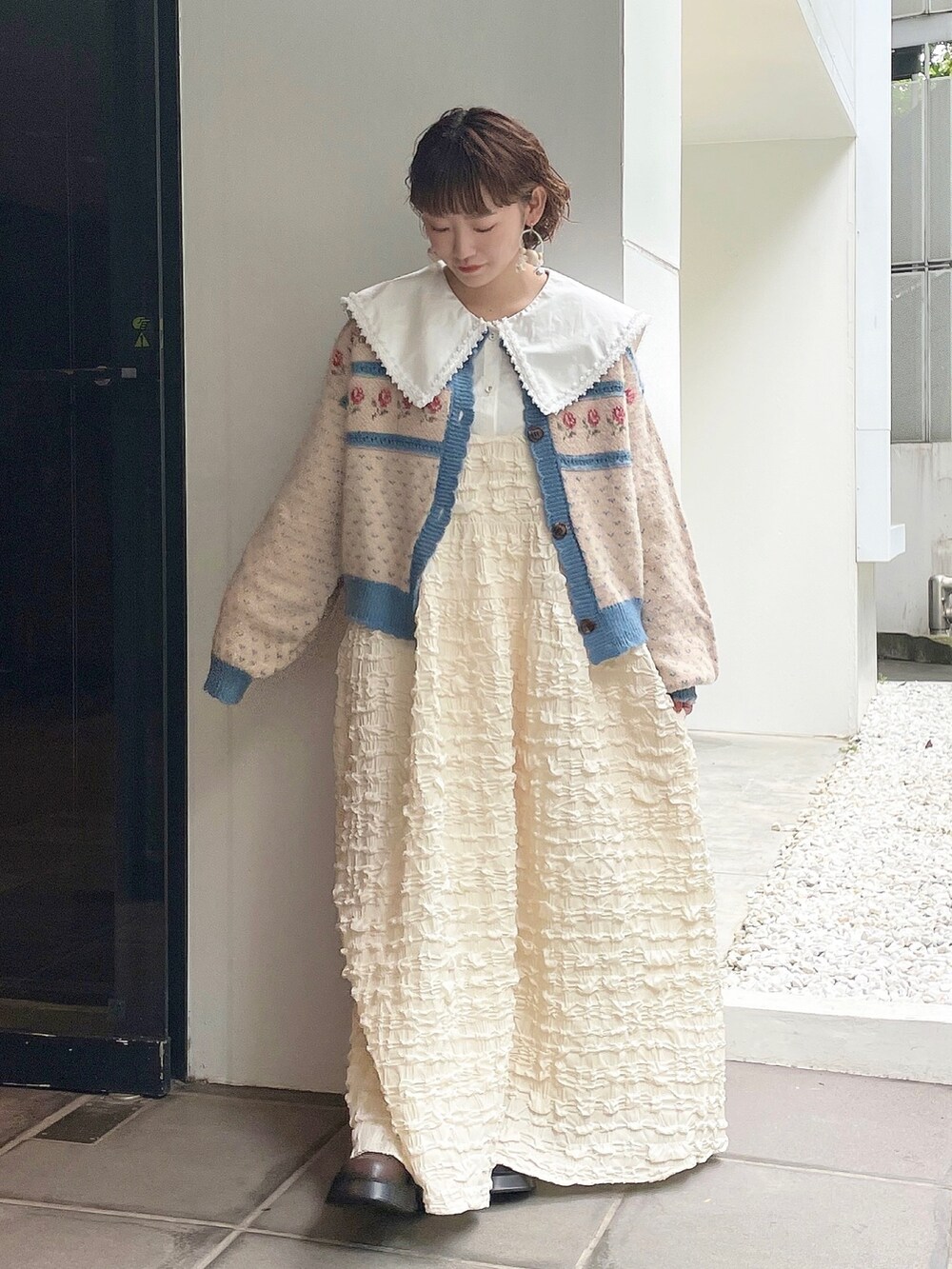 ブラウン系のブーツ、ホワイト系のシャツ/ブラウス、ブルー系のカーディガン/ボレロを着用したレディースの夏コーディネートの3枚目の写真