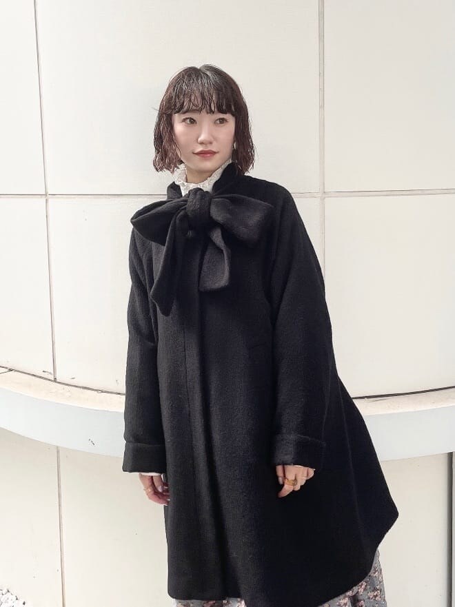 ブラック系のボストンバッグ、ブラック系のその他アウター、ブルー系のジャンパースカートを着用したレディースの夏コーディネートの4枚目の写真