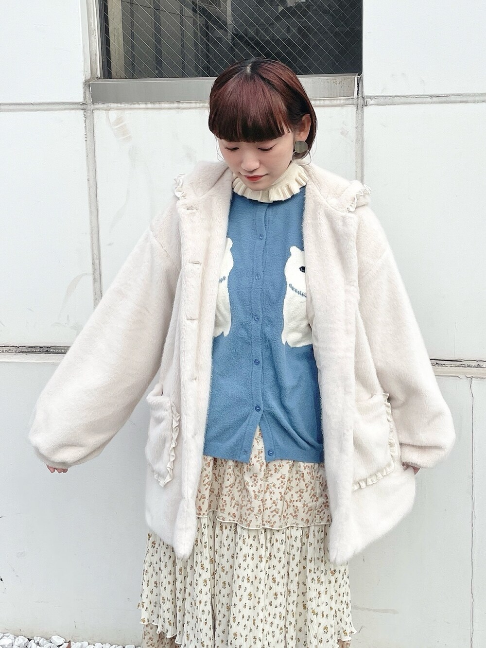 ホワイト系のダウンジャケット/コート、ブルー系のカーディガン/ボレロ、ホワイト系のニット/セーターを着用したレディースの冬コーディネートの4枚目の写真