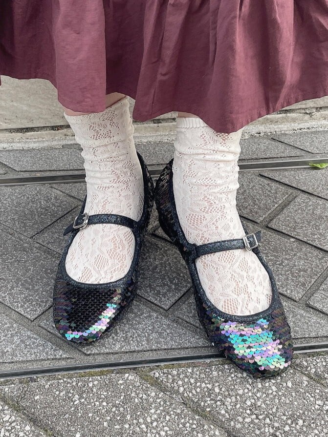 ブルー系のチェスターコート、レッド系のワンピース、その他のパンプスを着用したレディースの秋コーディネートの9枚目の写真