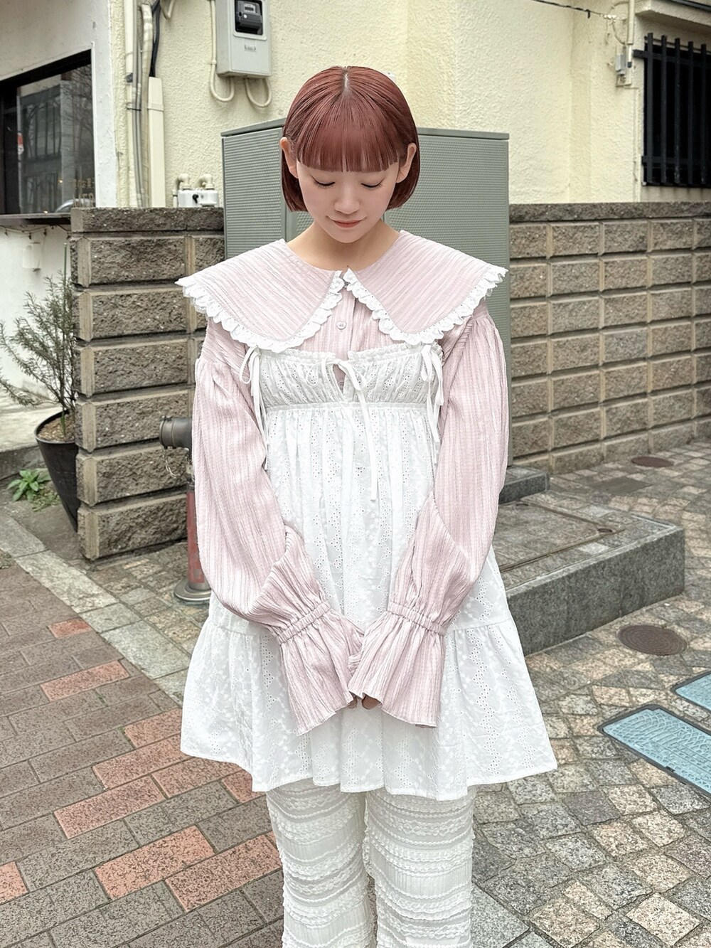 ピンク系のシャツ/ブラウス、ホワイト系のキャミソール、ホワイト系のその他パンツを着用したレディースの冬コーディネートの4枚目の写真