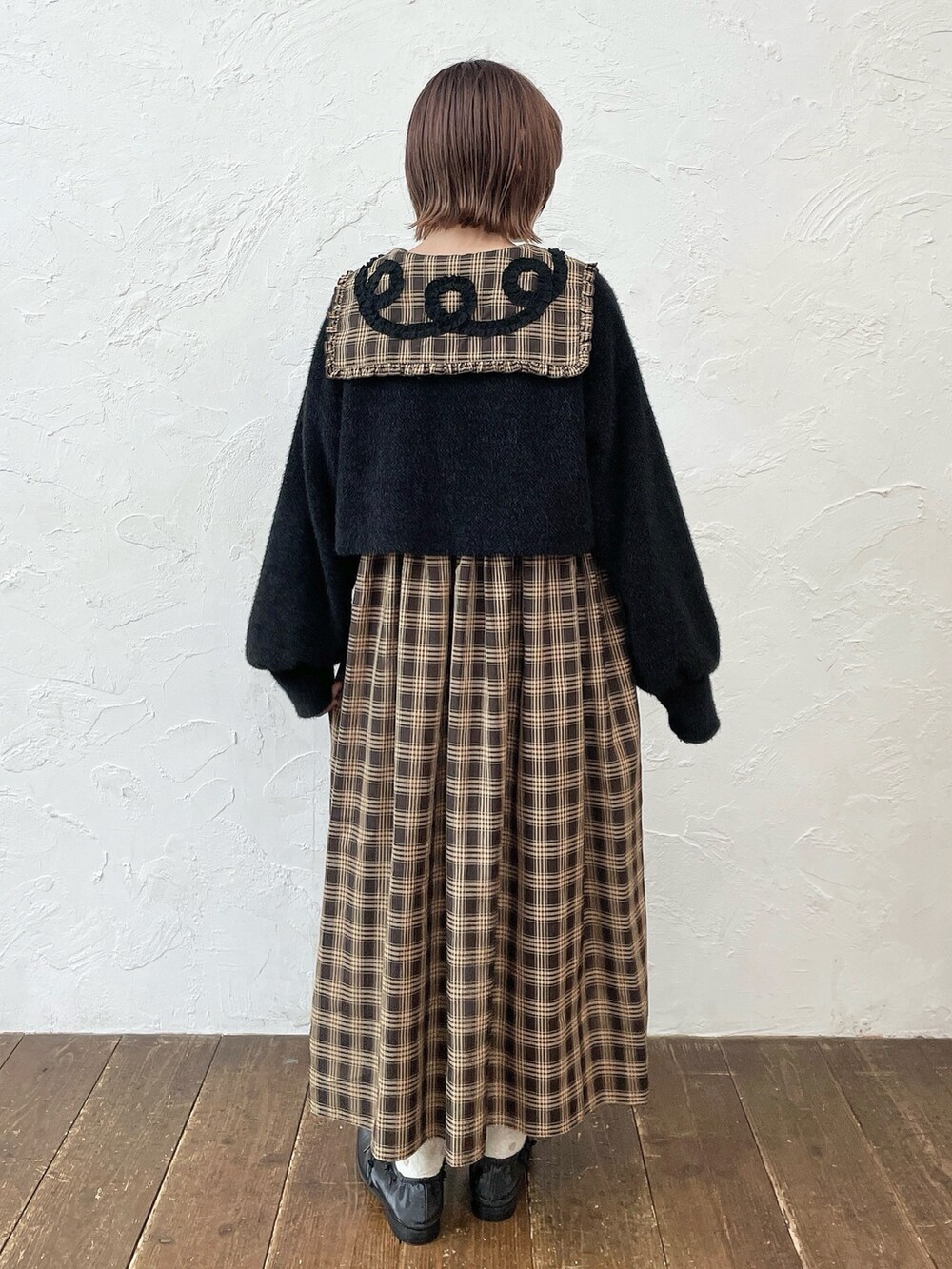 ブラウン系のワンピース、ブラック系のカーディガン/ボレロ、ブラック系のローファーを着用したレディースの夏コーディネートの5枚目の写真