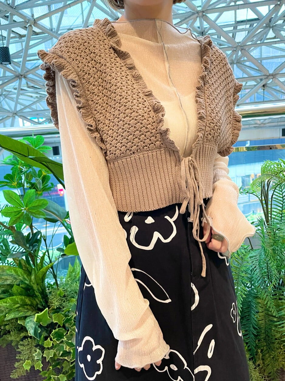 ベージュ系のニット/セーター、ホワイト系のチュニック、ブラック系のスカートを着用したレディースの夏コーディネートの5枚目の写真