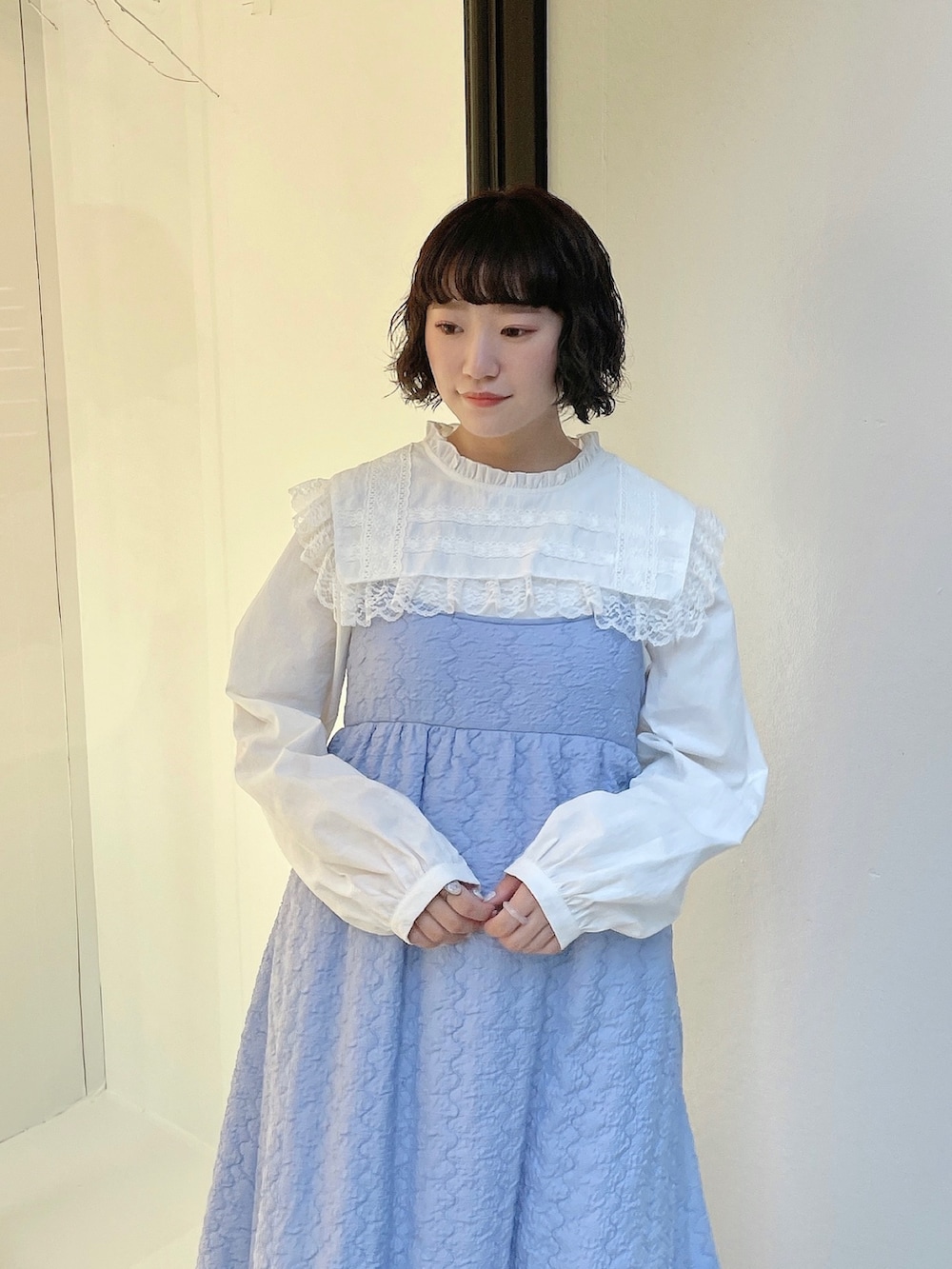 ホワイト系のシャツ/ブラウス、ブルー系のワンピース、ホワイト系のスニーカーを着用したレディースの秋コーディネートの4枚目の写真