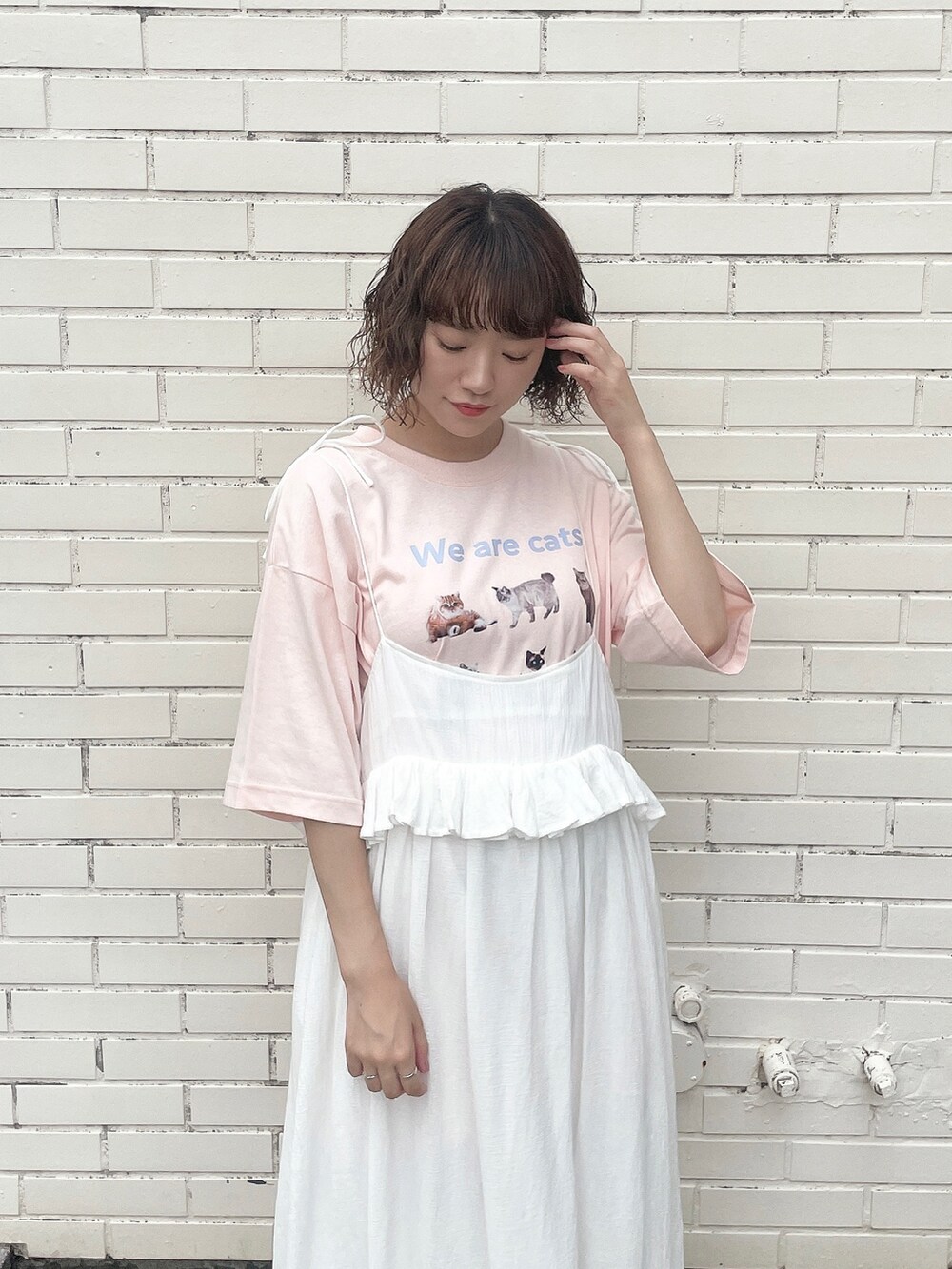 ホワイト系のスカート、ピンク系のTシャツ/カットソー、ピンク系のパンプスを着用したレディースの夏コーディネートの4枚目の写真