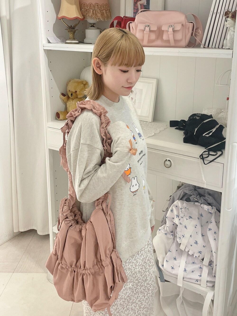 ホワイト系のスカート、グレー系のスウェット、ホワイト系のスニーカーを着用したレディースの冬コーディネートの6枚目の写真