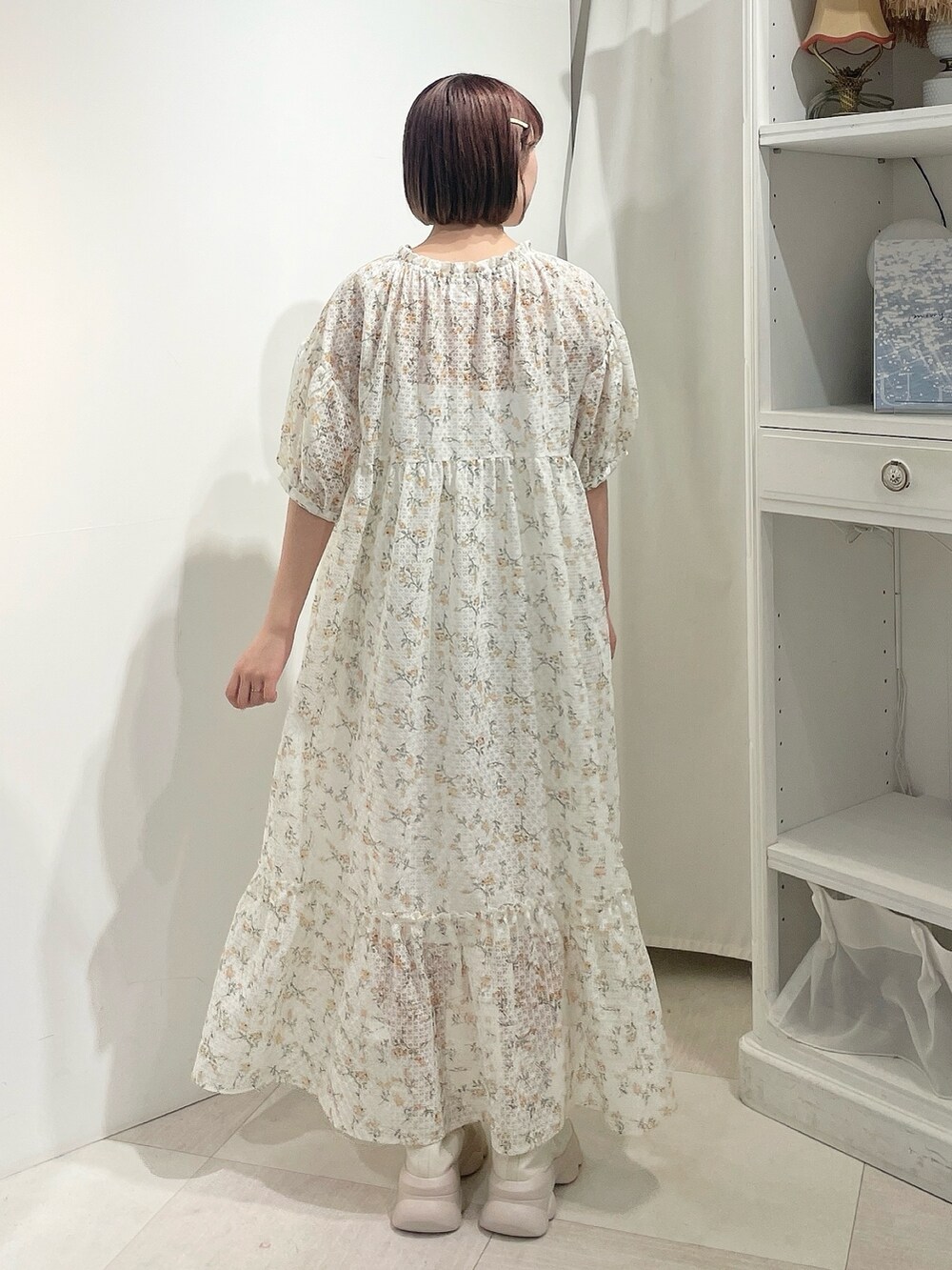 イエロー系のワンピース、ホワイト系のスニーカーを着用したレディースの春コーディネートの3枚目の写真