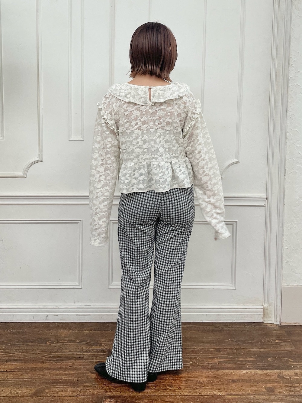 ホワイト系のシャツ/ブラウス、ブラック系のスラックス、ブラック系のバレエシューズを着用したレディースの夏コーディネートの3枚目の写真