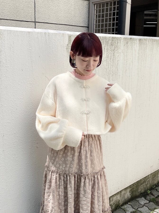 ホワイト系のカーディガン/ボレロ、ホワイト系のブーツ、ピンク系のニット/セーターを着用したレディースの夏コーディネートの3枚目の写真