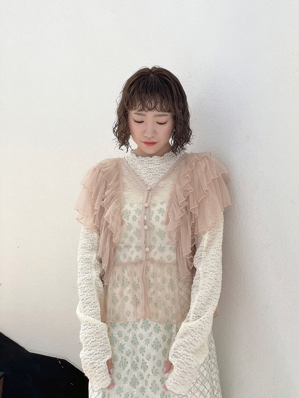 ホワイト系のTシャツ/カットソー、グリーン系のワンピース、ベージュ系のシャツ/ブラウスを着用したレディースの春コーディネートの5枚目の写真