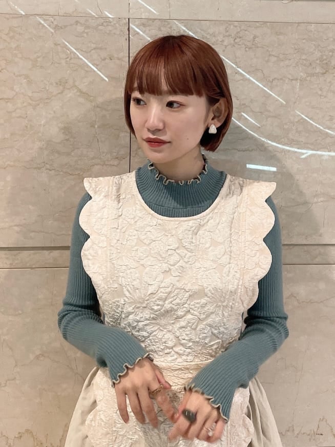 ホワイト系のその他シューズ、ホワイト系のワンピース、ブルー系のニット/セーターを着用したレディースの秋コーディネートの4枚目の写真