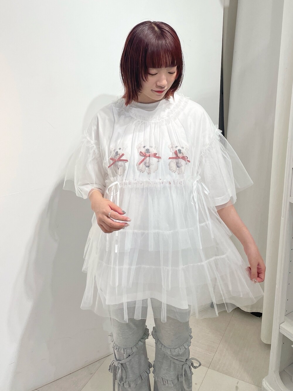 ホワイト系のTシャツ/カットソー、ホワイト系のTシャツ/カットソー、グレー系のスウェットパンツを着用したレディースの夏コーディネートの5枚目の写真