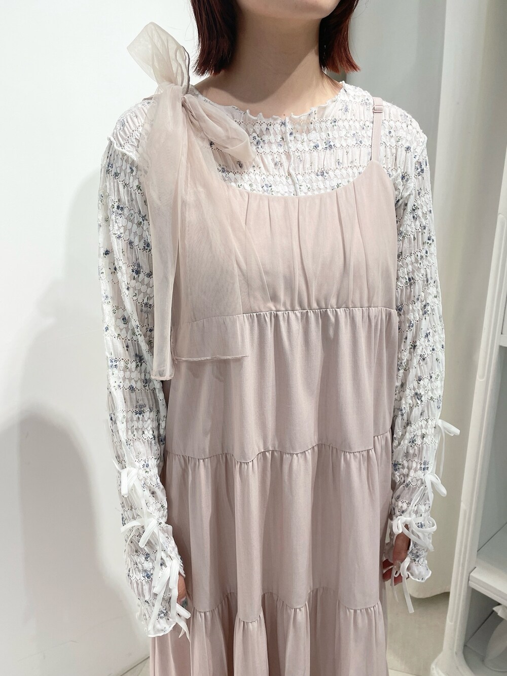 ホワイト系のTシャツ/カットソー、ピンク系のワンピース、ホワイト系のスニーカーを着用したレディースの夏コーディネートの4枚目の写真