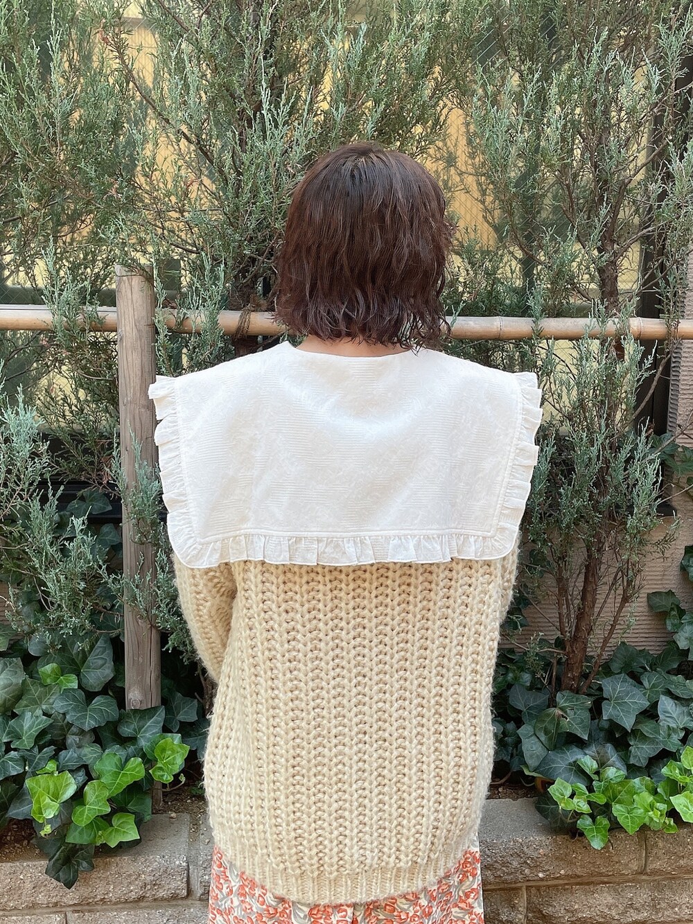 ホワイト系のニット/セーター、ホワイト系のシャツ/ブラウス、オレンジ系のワンピースを着用したレディースの秋コーディネートの6枚目の写真