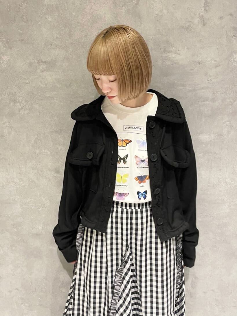 ブラック系のテーラードジャケット、ホワイト系のTシャツ/カットソー、ブラック系のスカートを着用したレディースの秋コーディネートの4枚目の写真