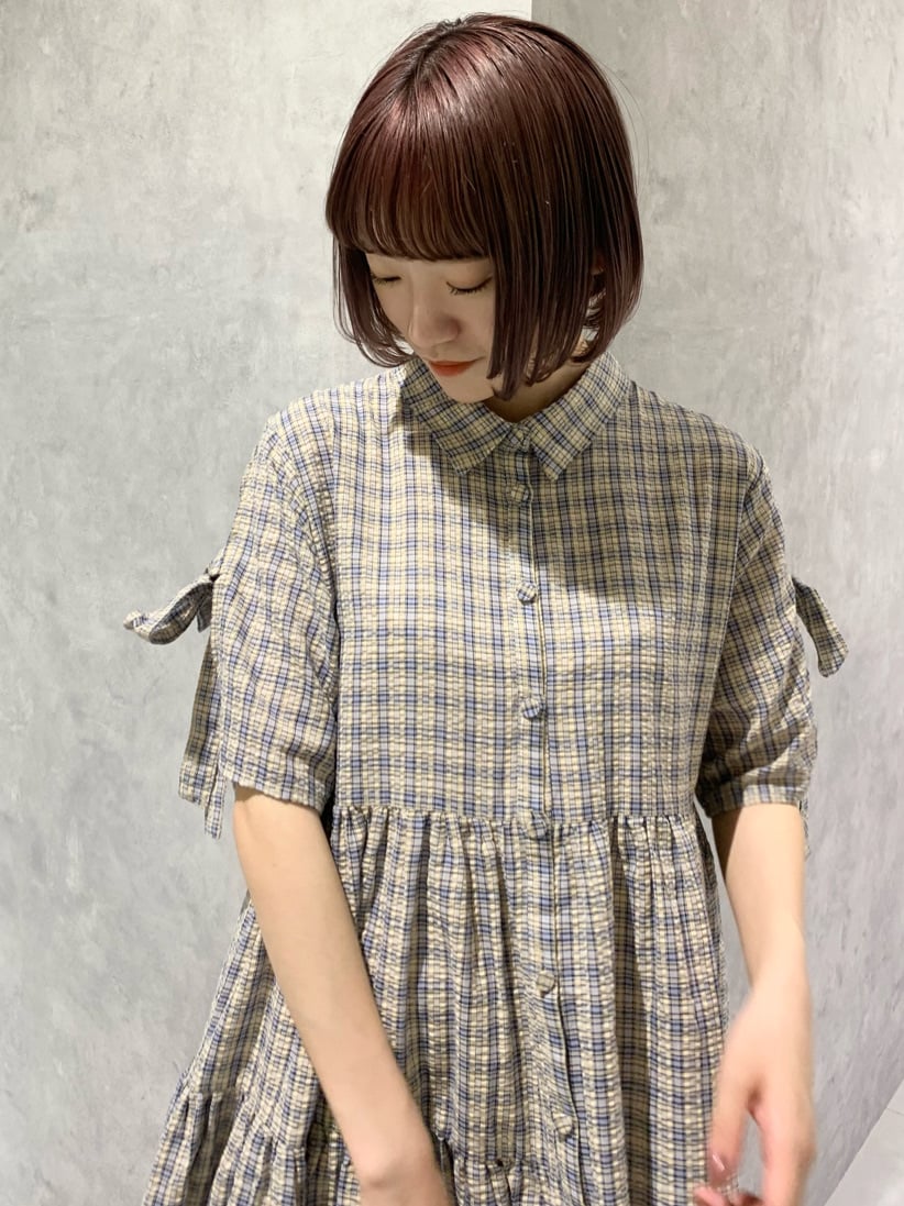 ホワイト系のその他パンツ、ベージュ系のその他シューズ、ブルー系のワンピースを着用したレディースの春コーディネートの6枚目の写真