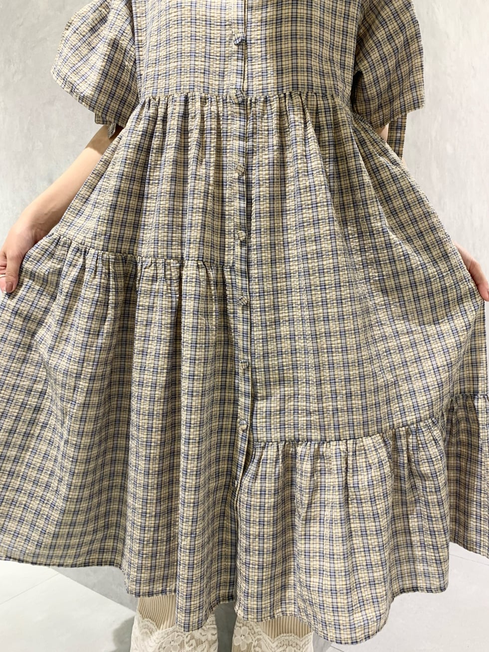 ホワイト系のその他パンツ、ベージュ系のその他シューズ、ブルー系のワンピースを着用したレディースの春コーディネートの9枚目の写真