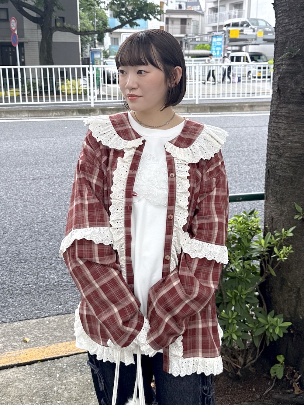 ホワイト系のTシャツ/カットソー、レッド系のシャツ/ブラウス、ホワイト系のバックパック/リュックを着用したレディースの夏コーディネートの4枚目の写真