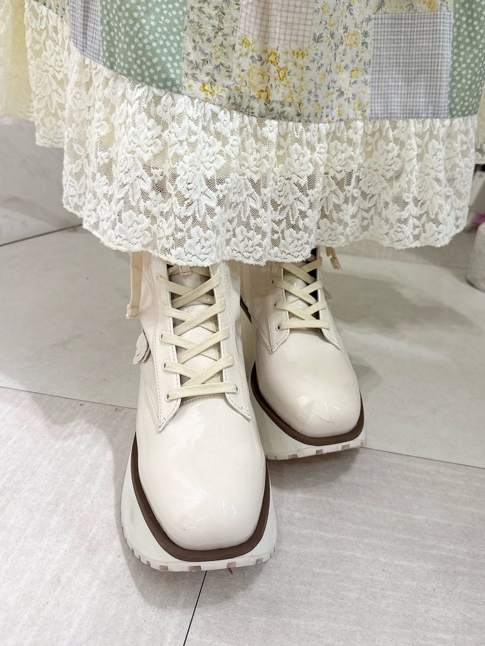 イエロー系のキャミソール、イエロー系のスカート、ホワイト系のTシャツ/カットソーを着用したレディースの春コーディネートの8枚目の写真
