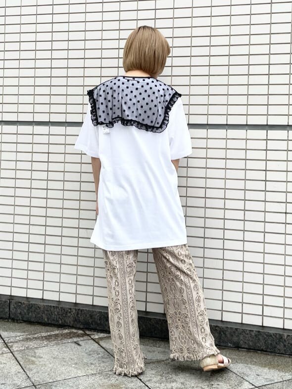 ベージュ系のその他パンツ、ブラウン系のサンダルを着用したレディースの夏コーディネートの3枚目の写真