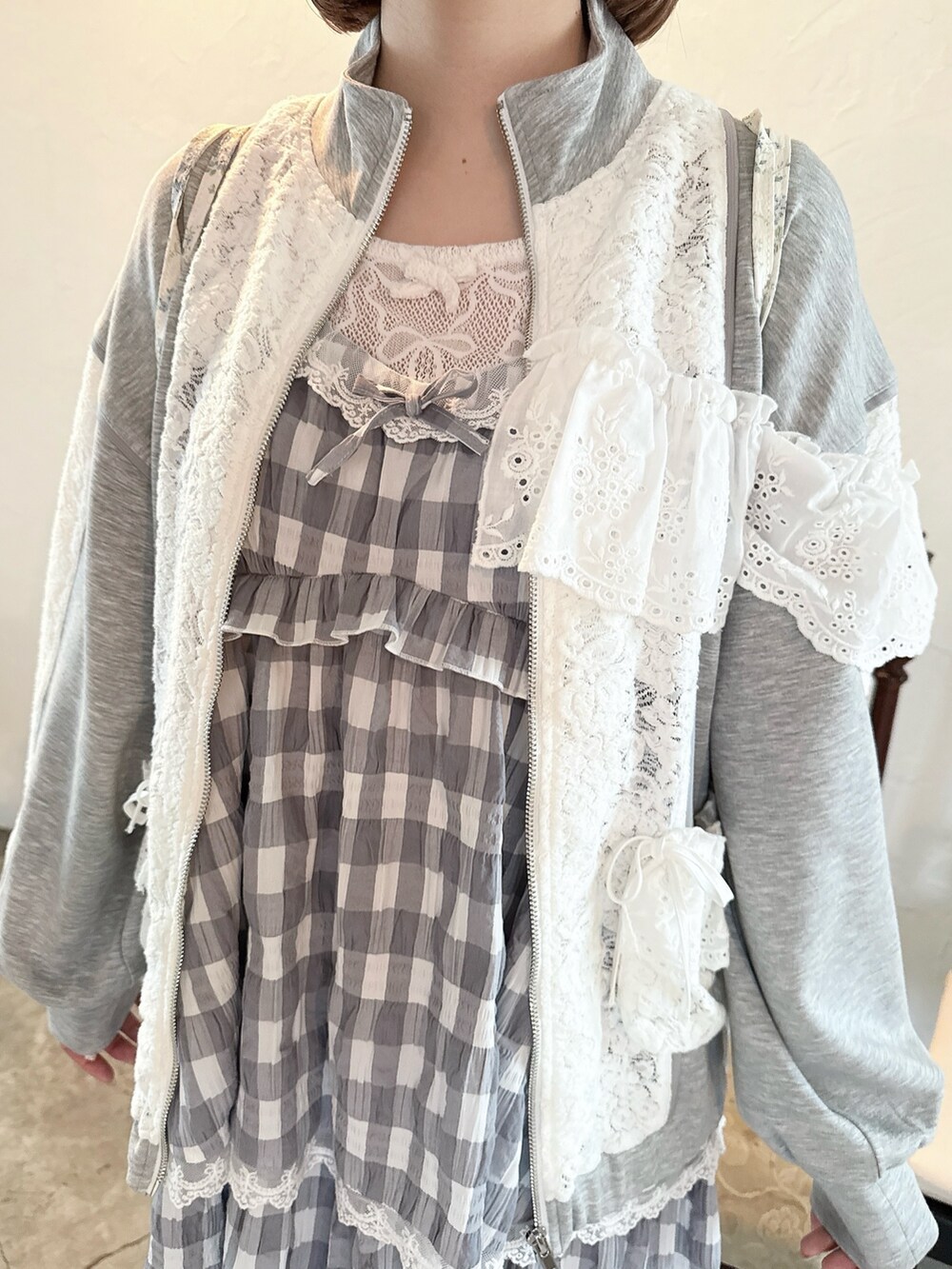 ブルー系のバックパック/リュック、グレー系のワンピース、ホワイト系のサンダルを着用したレディースの春コーディネートの8枚目の写真