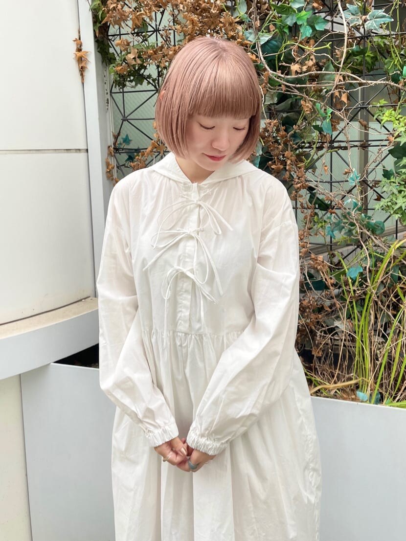ホワイト系のワンピース、ホワイト系のブーツを着用したレディースの夏コーディネートの4枚目の写真
