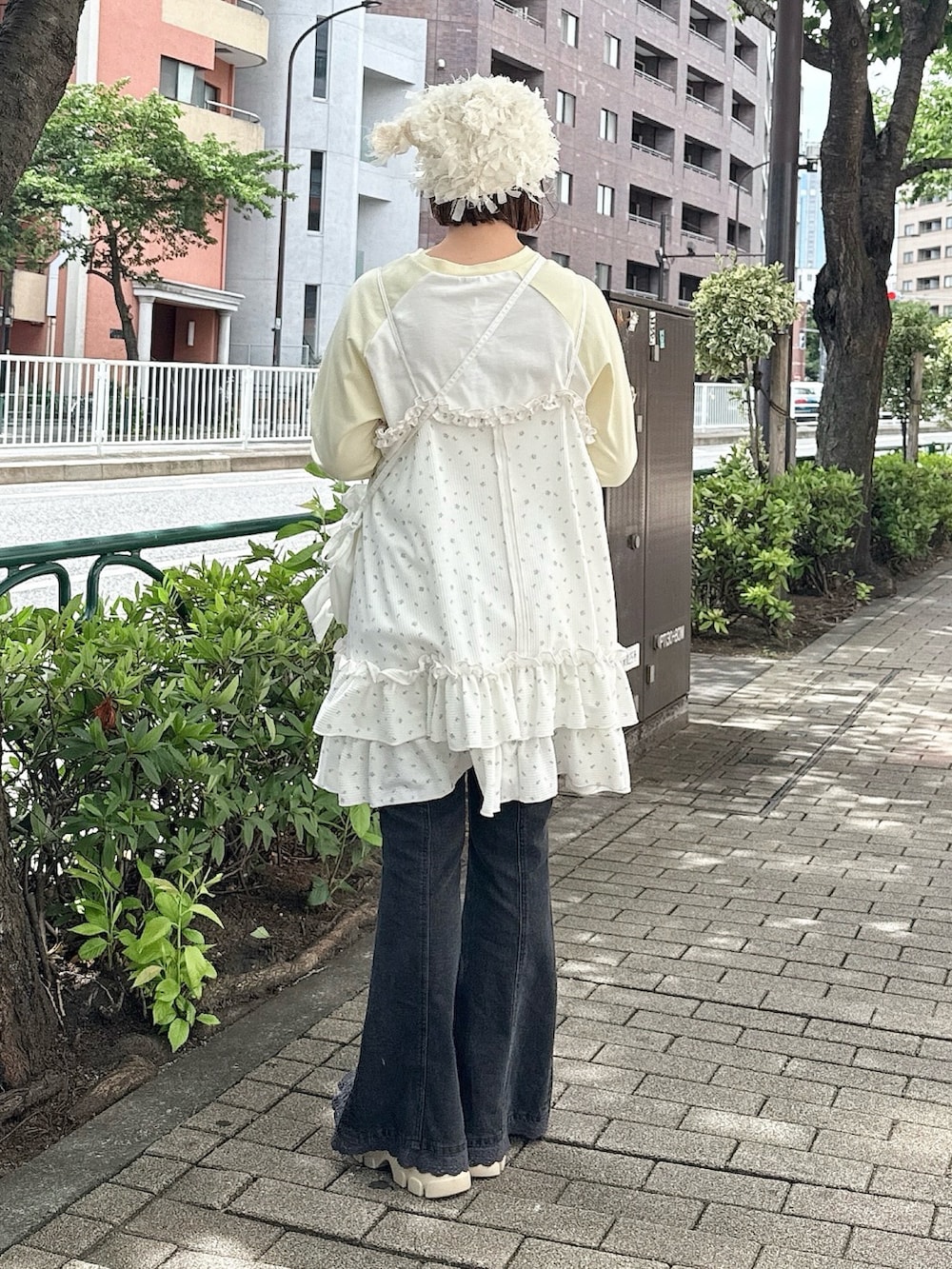 イエロー系のTシャツ/カットソー、ブラック系のデニムパンツ、ピンク系のローファーを着用したレディースの夏コーディネートの4枚目の写真