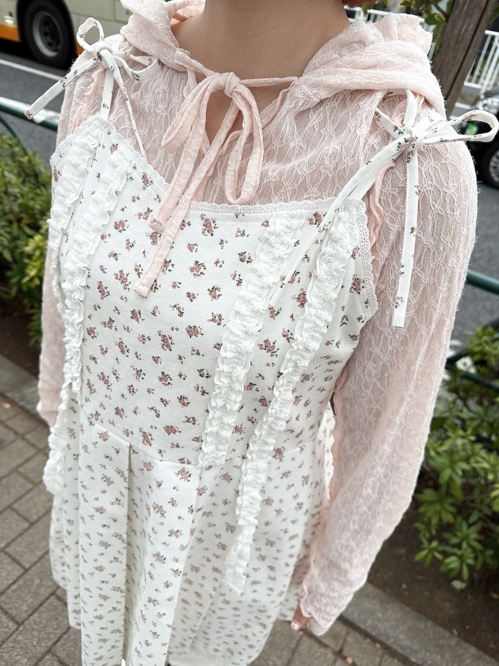 ホワイト系のローファー、ホワイト系のワンピース、ピンク系のTシャツ/カットソーを着用したレディースの春コーディネートの7枚目の写真
