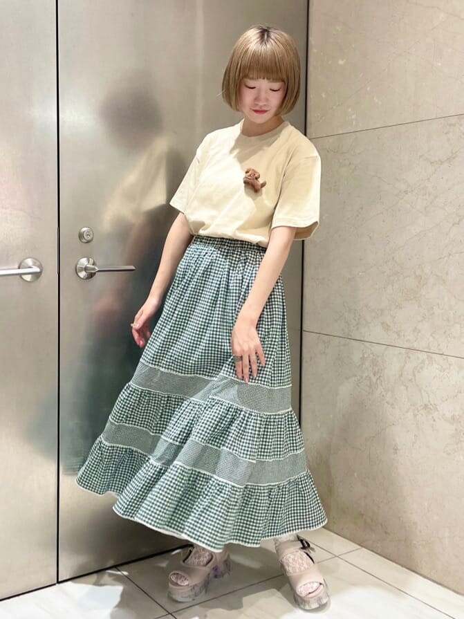 ホワイト系のサンダル、ベージュ系のTシャツ/カットソーを着用したレディースの夏コーディネートの3枚目の写真