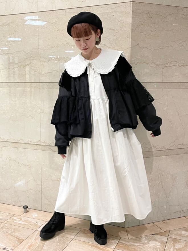 ブラック系のブルゾン、ホワイト系のワンピース、ブラック系のトートバッグを着用したレディースの秋コーディネートの2枚目の写真