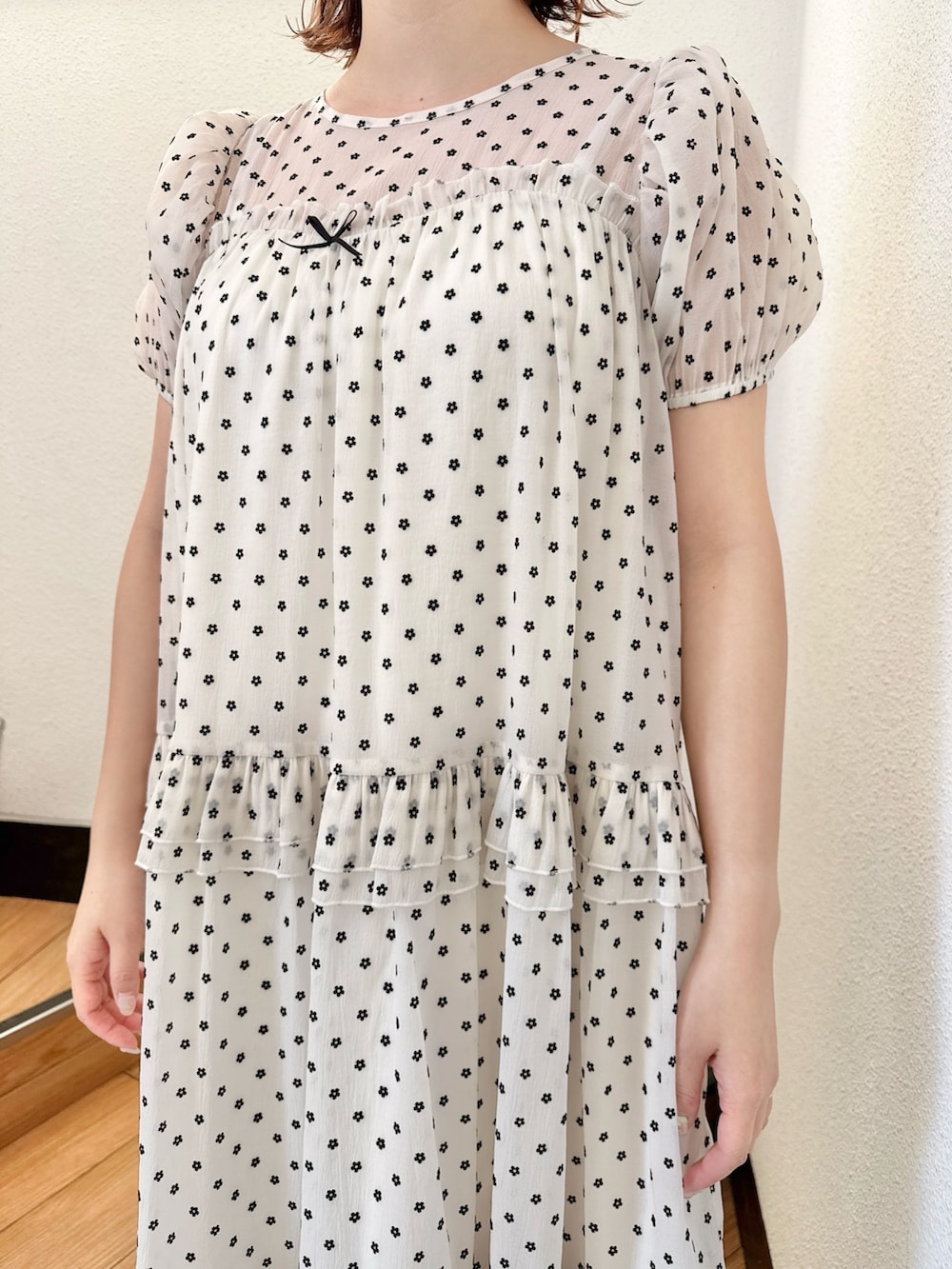 ホワイト系のワンピース、ピンク系のバレエシューズを着用したレディースの冬コーディネートの6枚目の写真