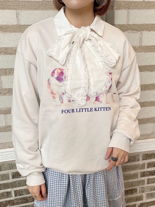 ホワイト系のパンプス、ホワイト系のシャツ/ブラウス、ブルー系のスカートを着用したレディースの冬コーディネートの5枚目の写真