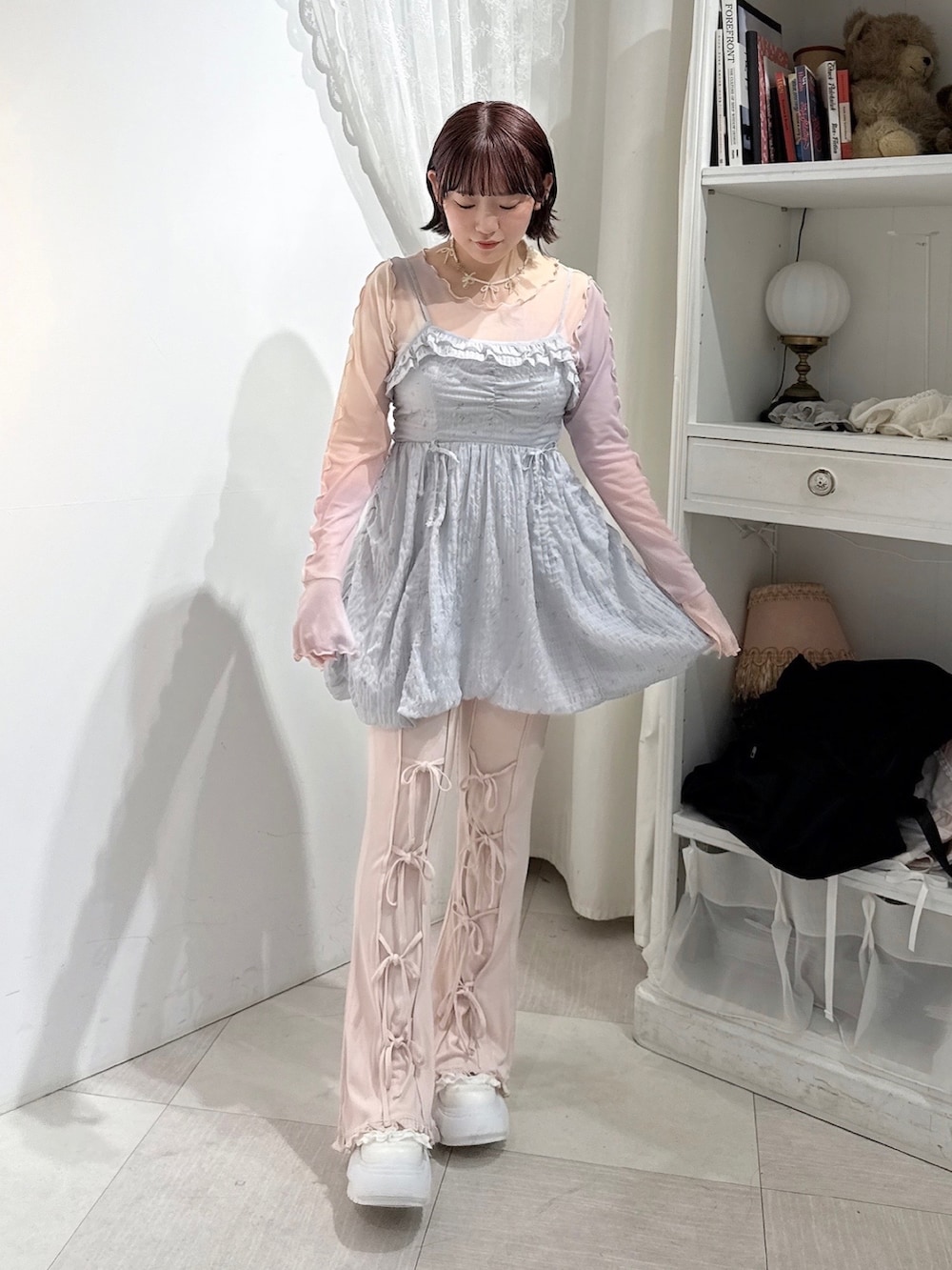 ピンク系のTシャツ/カットソー、ブルー系のワンピース、ピンク系のその他パンツを着用したレディースの春コーディネートの2枚目の写真