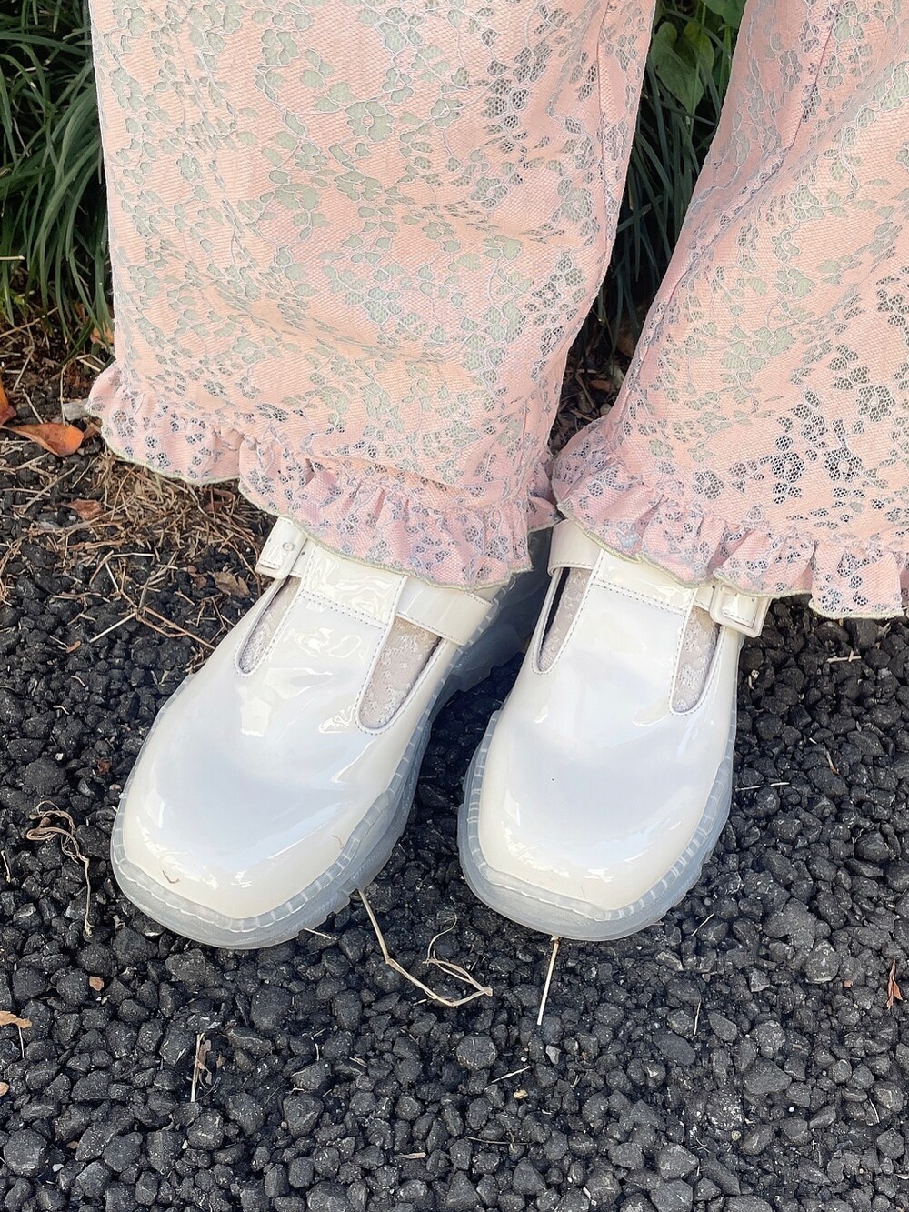 ホワイト系のトートバッグ、ピンク系のその他パンツ、グリーン系のシャツ/ブラウスを着用したレディースの冬コーディネートの8枚目の写真