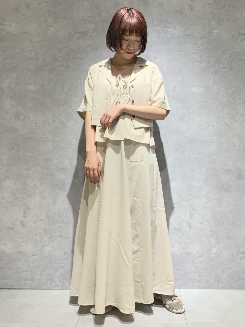 ホワイト系のシャツ/ブラウス、ホワイト系のスカート、ホワイト系のその他シューズを着用したレディースの春コーディネートの3枚目の写真