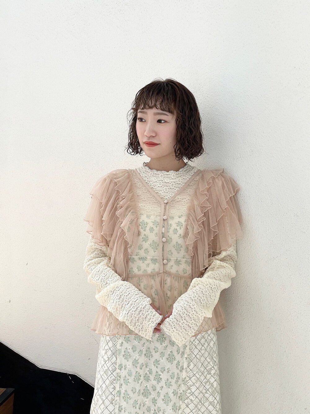 ホワイト系のTシャツ/カットソー、グリーン系のワンピース、ベージュ系のシャツ/ブラウスを着用したレディースの春コーディネートの4枚目の写真